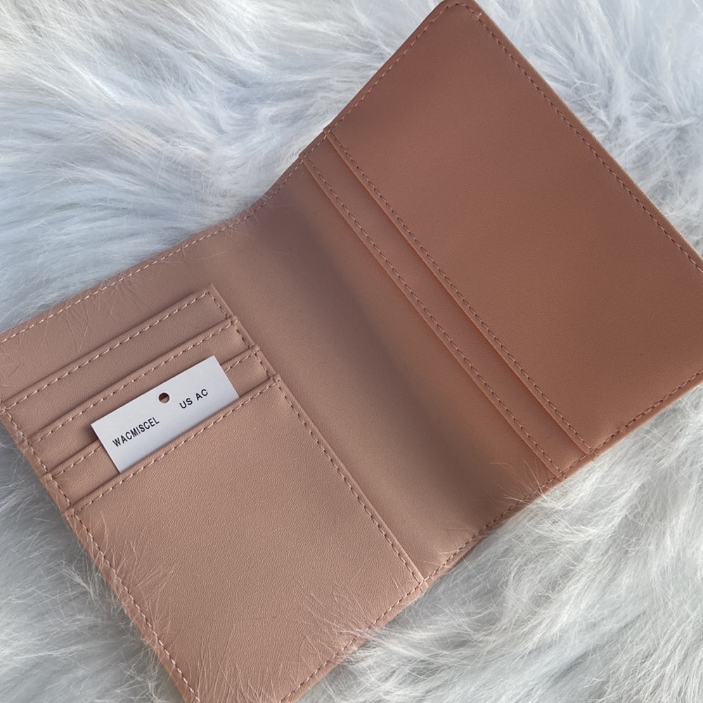 New GUESS Logo Passport Case - Picture 4 of 5
